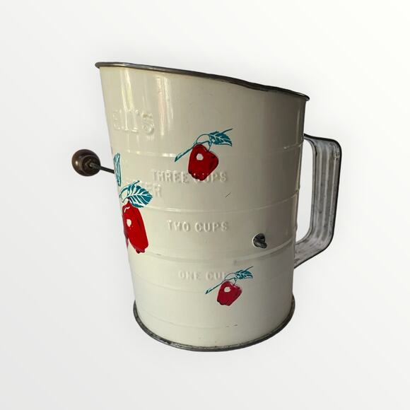 Vintage Bromwell's White/Tan Metal 3 Cup Measuring Sifter W/ Red Apples - Picture 3 of 3